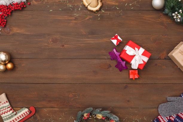 新年。礼品和奇特的眼镜孤立在桌面上的视图特写图片下载