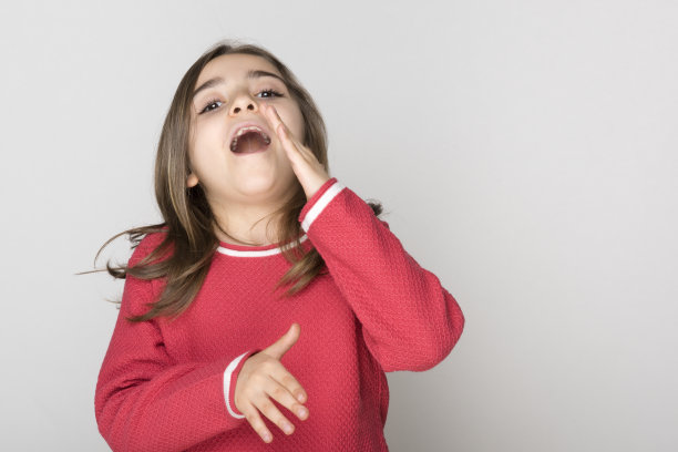 小女孩打喷嚏图片下载