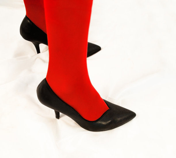 女人的腿在红色紧身衣和黑色高跟鞋图片下载