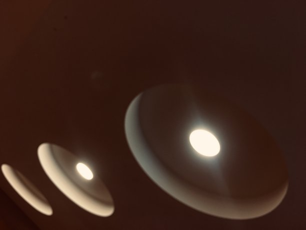 房间里光线昏暗图片下载