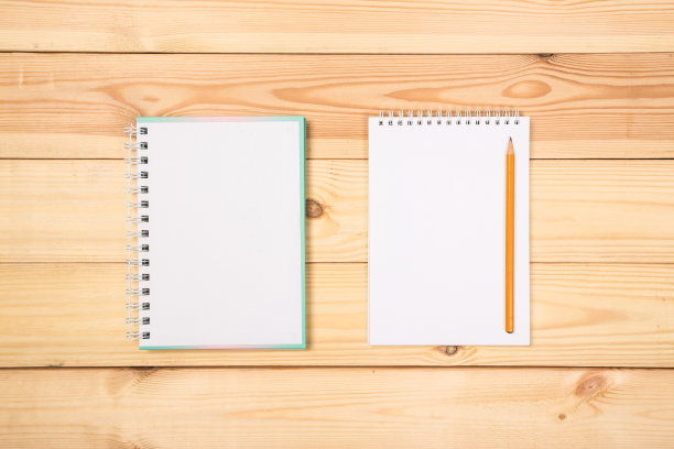 俯视图打开笔记本与铅笔在木制的背景，学校笔记本与螺旋弹簧，办公室记事本图片下载
