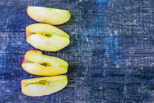 木桌上放着熟苹果切片。俯视图图片下载