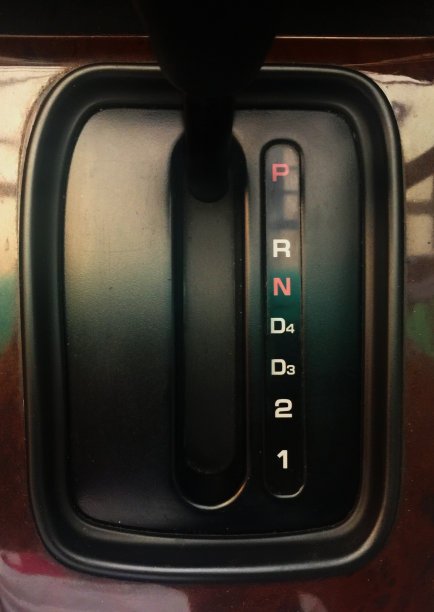 老款汽车的自动变速箱手柄是正常的，但很容易使用图片下载