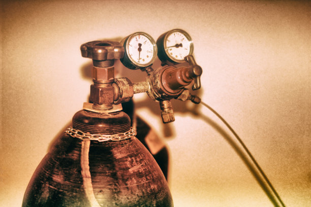 气瓶有爆炸危险。红色表示缺乏控制的威胁。遵守人身安全。生产中的高压问题图片下载