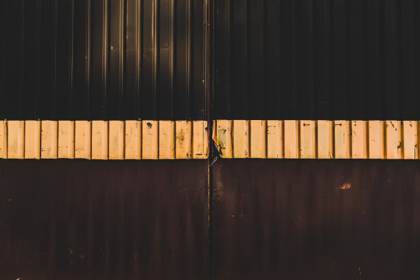 关闭的瓦楞锁门一个废弃的工业建筑图片下载