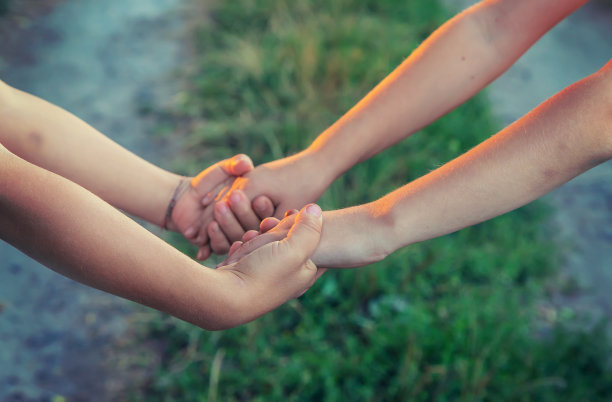 孩子们手牵着手。人。有选择性的重点。图片下载