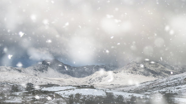 美丽的冬季景观图片在斯诺登尼亚国家公园与雪山在暴风雪的背景图片下载