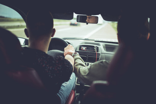 一对情侣在公路旅行图片下载