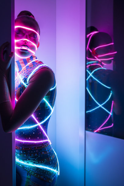 年轻女子，用霓虹灯连接的半机械人混血儿图片下载