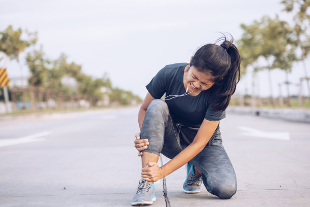 体育亚洲女子感到脚踝疼痛图片下载