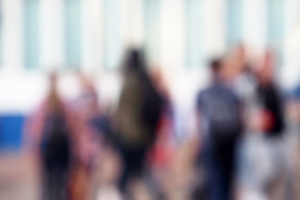 模糊的城市背景。人们走在街上图片下载