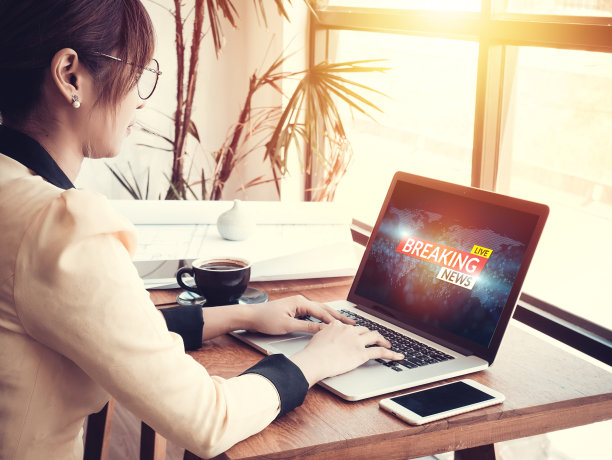 职场女性在工作场所通过笔记本电脑阅读互联网上的假新闻或骗局图片下载