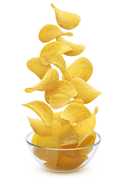 美味的脆薯片堆在玻璃碗里图片下载