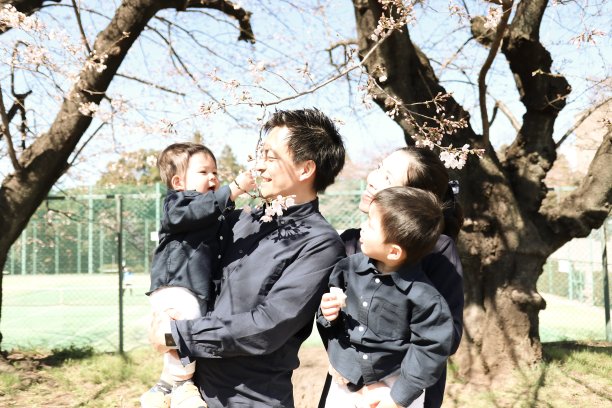 一个日本家庭在一起散步图片下载