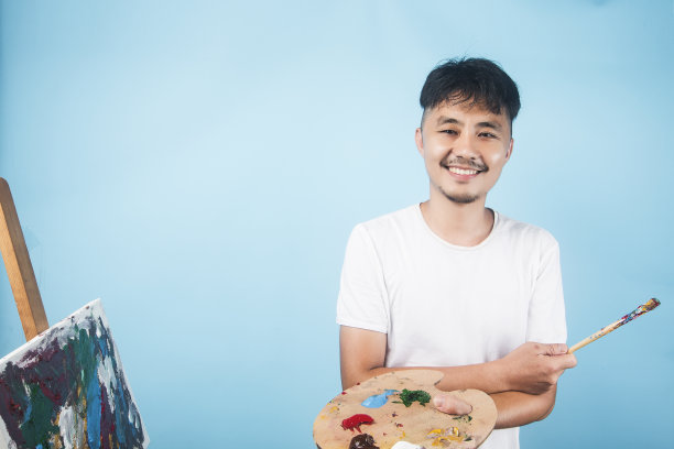 一位亚洲男性画家正在创作图片下载