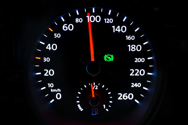 黑色背景上的现代轻型汽车里程图片下载