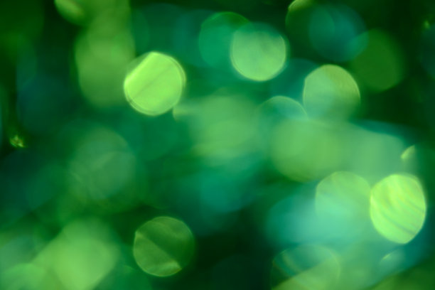 散景。节日的背景。圣诞灯。闪闪发光。散焦蓝宝石。新年的背景。节日的壁纸。眨眼。狂欢节。金属丝。散景复古风格照片。绿色的。图片下载