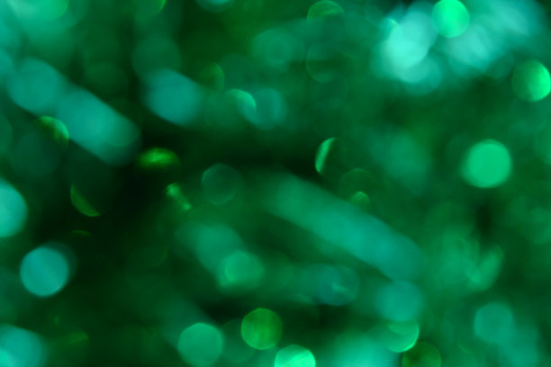 散景。节日的背景。圣诞灯。闪闪发光。散焦蓝宝石。新年的背景。节日的壁纸。眨眼。狂欢节。金属丝。散景复古风格照片。绿色的。图片下载