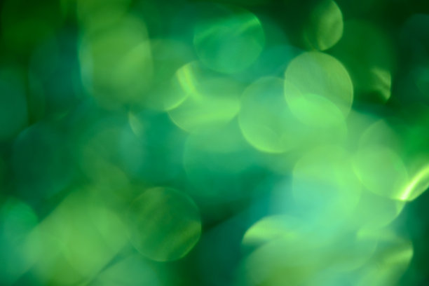 散景。节日的背景。圣诞灯。闪闪发光。散焦蓝宝石。新年的背景。节日的壁纸。眨眼。狂欢节。金属丝。散景复古风格照片。绿色的。图片下载