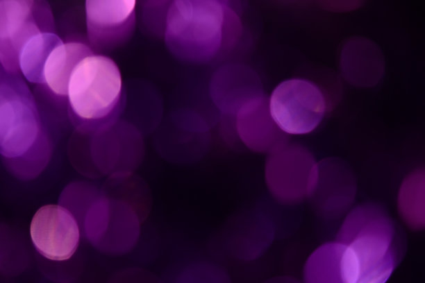 散景。节日的背景。圣诞灯。闪闪发光。散焦蓝宝石。新年的背景。节日的壁纸。眨眼。狂欢节。金属丝。散景复古风格照片。紫罗兰。紫色。图片下载