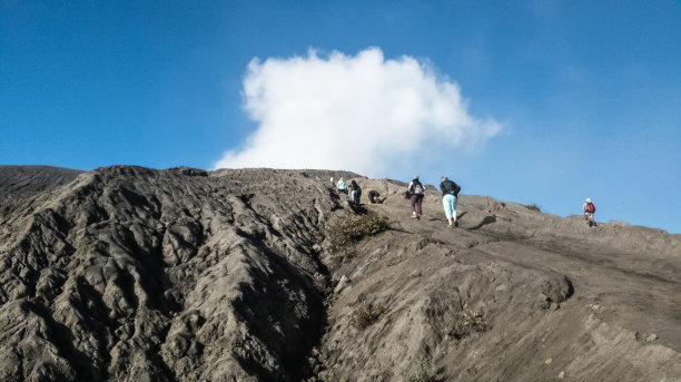 游客在印度尼西亚东爪哇的布罗莫山徒步旅行图片下载