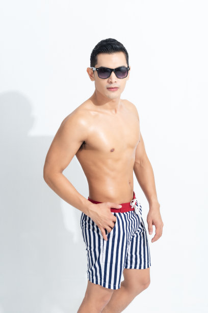 穿夏装的亚洲男人戴太阳镜。图片下载