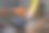 火焰工人熟练地在工作室用火炬加热玻璃图片下载
