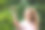 年轻女子面带微笑地在公园外展示木制三竹牙刷，可持续的生活方式，零浪费的理念图片下载