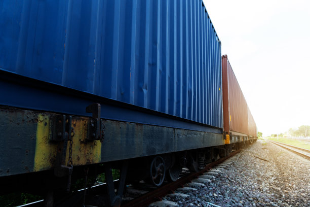 蓝色和橙色的物流货物运输由铁路行业经营背景图片下载
