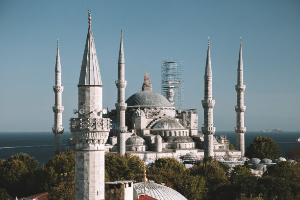 屋顶上的咖啡馆或餐厅有全景窗户和苏丹艾哈迈德蓝色清真寺的景色。伊斯坦布尔,土耳其。空中俯视图。当地美食、美食和旅游理念。图片下载
