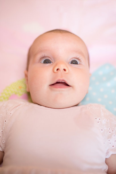 4个月大女婴的肖像图片下载