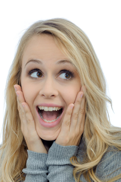 一个看起来很兴奋的年轻漂亮女人的肖像图片下载