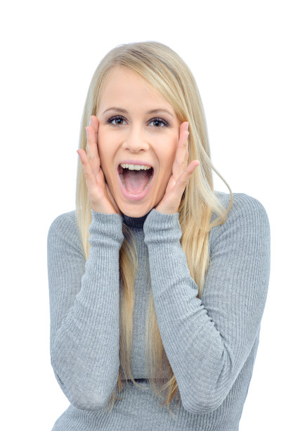 一个看起来很兴奋的年轻漂亮女人的肖像图片下载