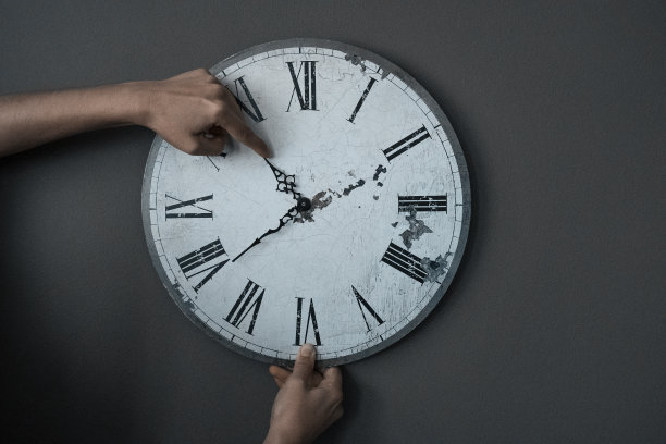 时间正在运行。在一个暗灰色的背景墙上的时钟上向上的箭头，工作时钟，时间，拷贝空间-库存照片图片下载