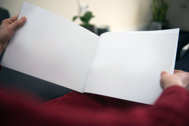 手握空白白纸手册与拷贝空间图片下载