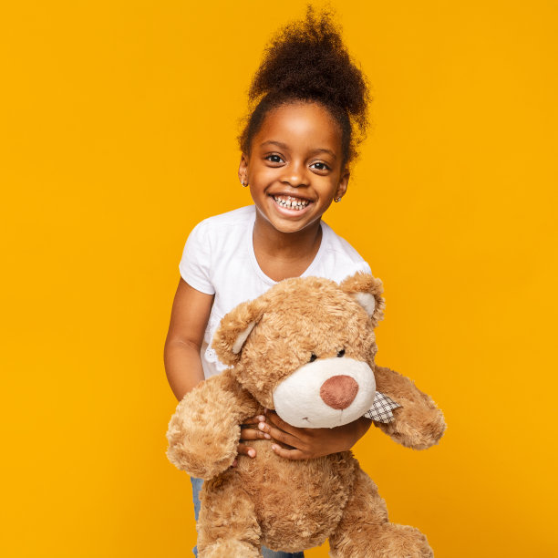 可爱的非洲小女孩和她的泰迪熊笑图片下载