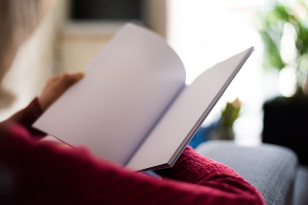 女人看着空白的宣传册和复印空间图片下载