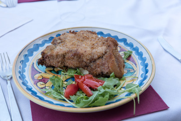 炸肉排和芝麻菜图片下载