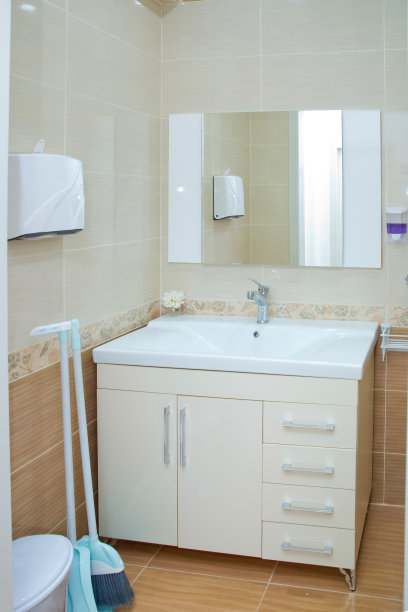 私人住宅中过时的浴室的概述。公寓的浴室。豪华浴室内饰有大木制盥洗室和镜子。宽敞的现代浴室，铺了一块瓷砖。图片下载