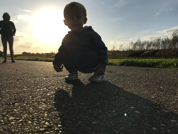 行走与孙子图片下载