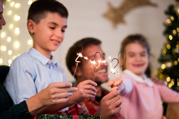 年轻的家庭庆祝平安夜图片下载