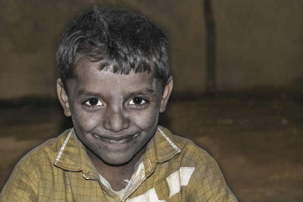 一个身患癌症却依然面带微笑的小孩图片下载