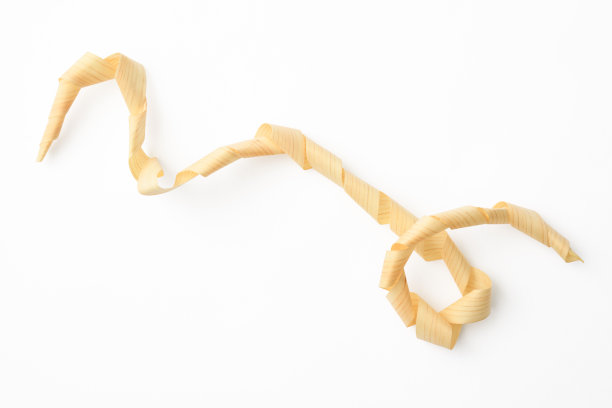 孤立的木屑在白色背景上的镜头图片下载