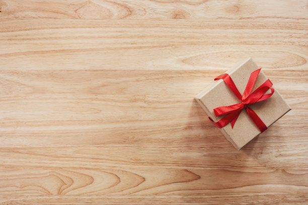 棕色礼盒在木制桌子的背景与拷贝空间图片下载