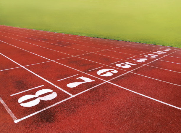 人工红色的秋季跑步机带数字，在旧跑道上奔跑。图片下载