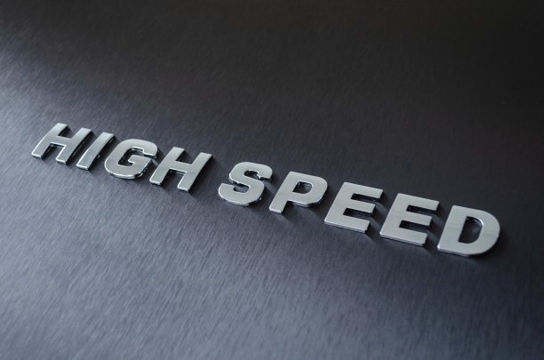 灰色表面上的字“高速”图片下载