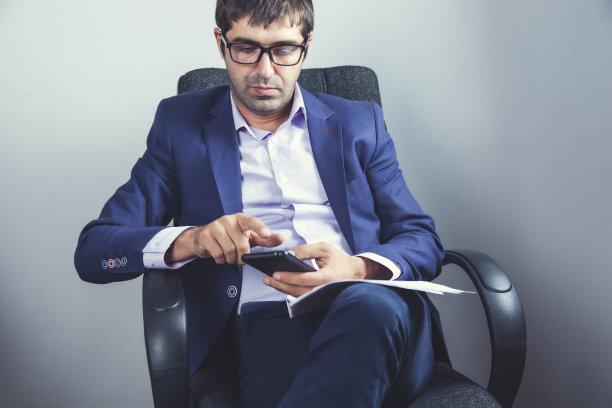 男人手持电话和文件图片下载