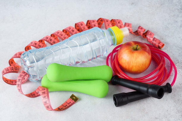 一瓶水，哑铃，跳绳和卷尺。图片下载