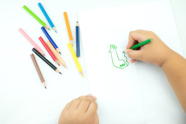 孩子们在游戏室里画画图片下载