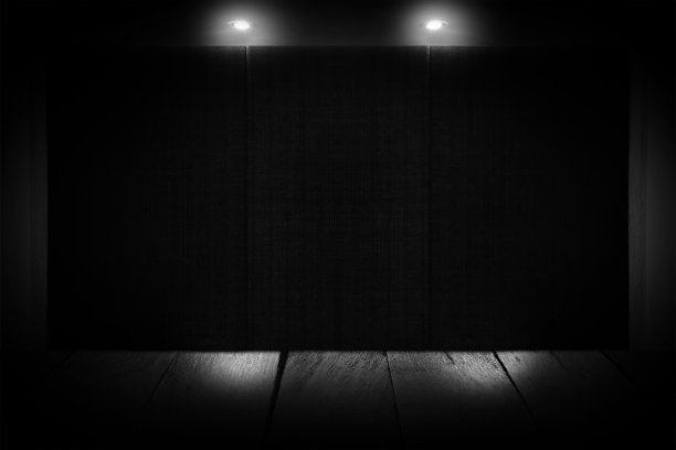 天花板上的光线和深色的墙壁背景纹理。抽象的深色墙壁背景。图片下载